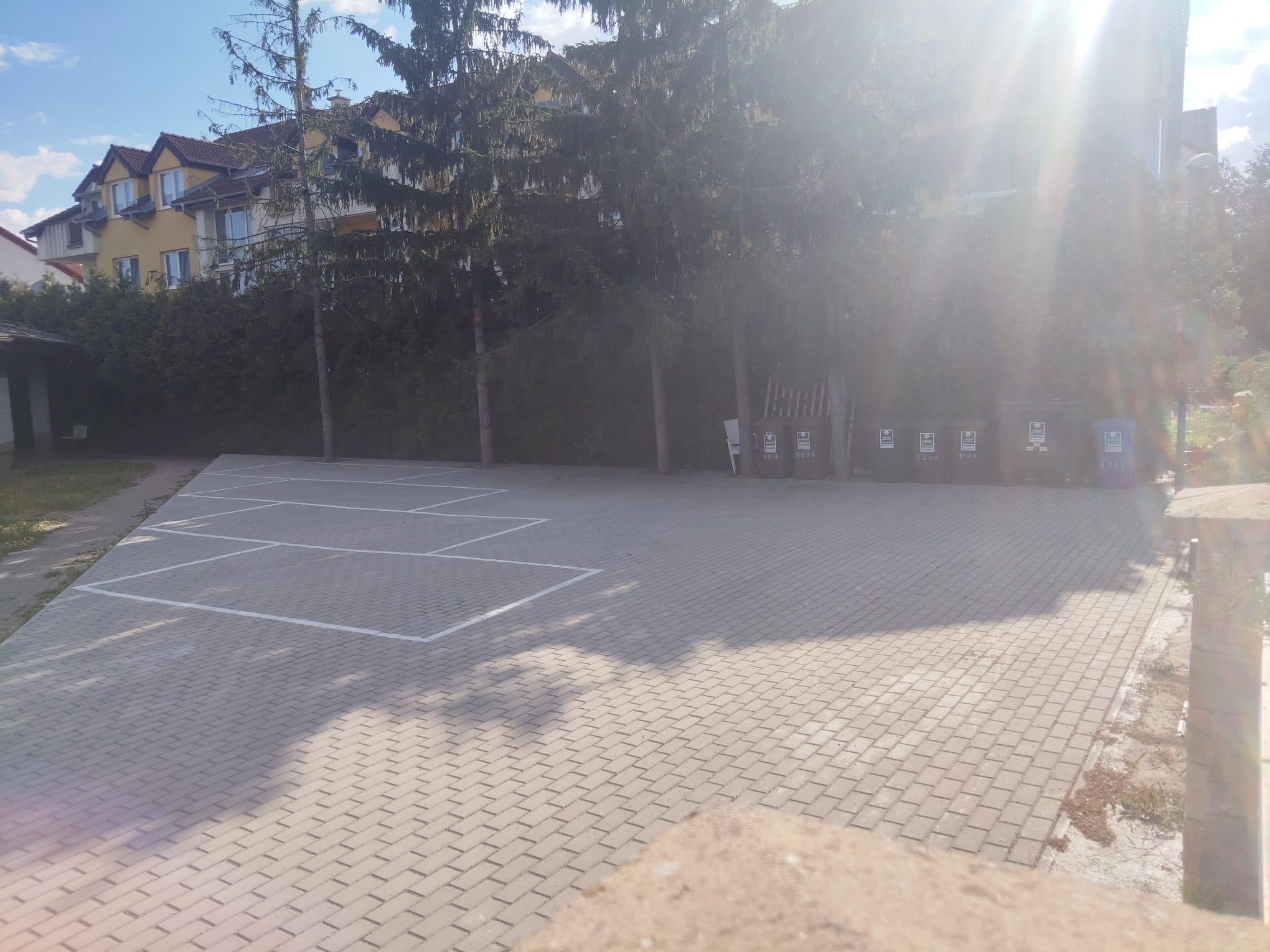 Vlastné parkovisko v širšom centre Pezinka — kamerový systém, GSM brána